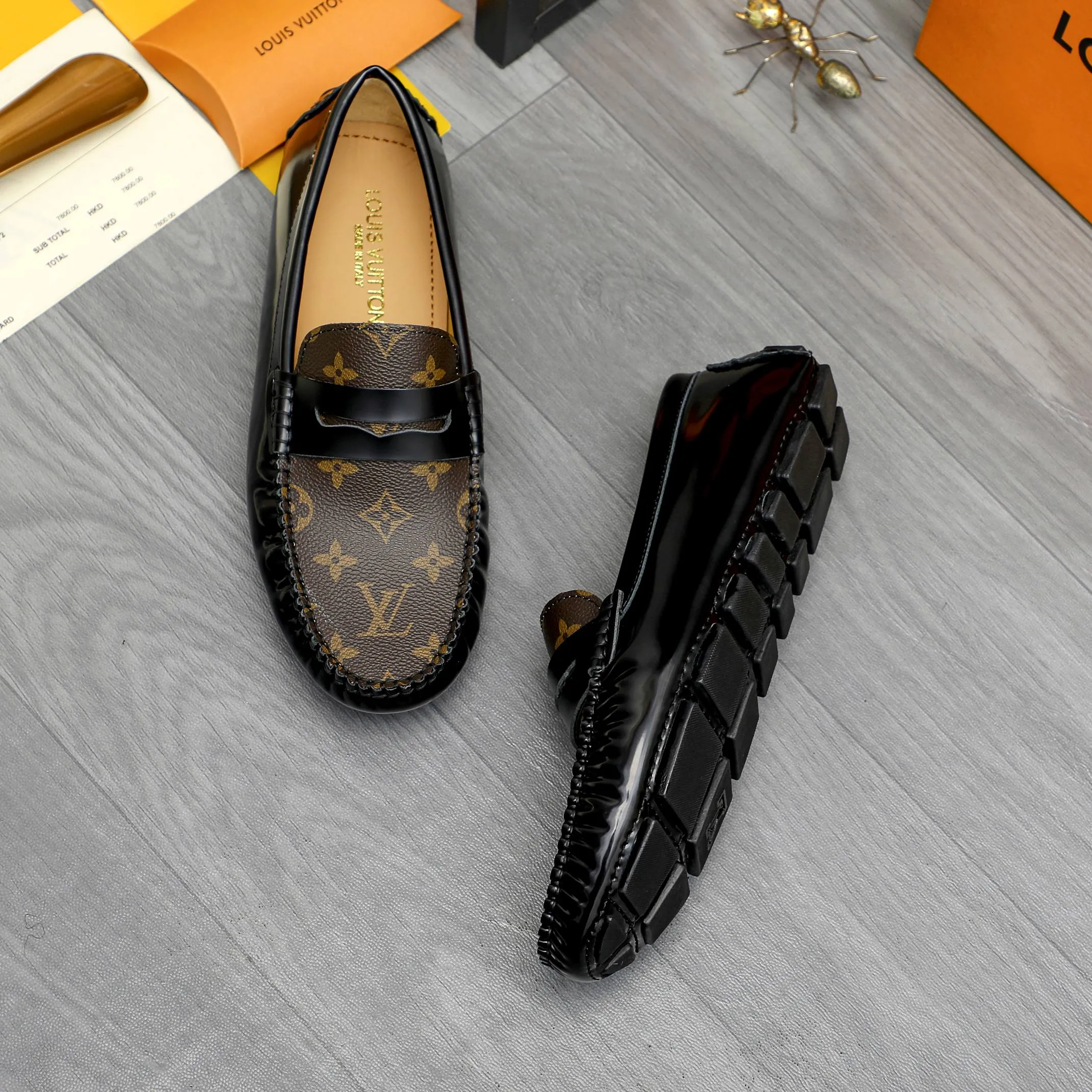 Men's shoes 💰p420 Product trademark: LV "Louis Vuitton" casual slip-on men's shoes Regular size: 38-44 Product materials: Selected classic print splicing patent leather upper, sheepskin lining, original rubber outsole